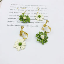 Load image into Gallery viewer, Small Daisy Hollow Flower Earrings
