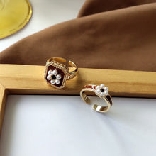 Load image into Gallery viewer, Pearl Flower Ring
