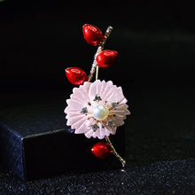 Load image into Gallery viewer, Shell And Pearl Flower Brooches
