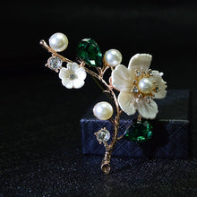 Load image into Gallery viewer, Shell And Pearl Flower Brooches
