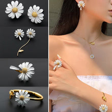 Load image into Gallery viewer, Small Daisy Flower Stud Earrings
