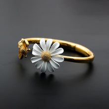 Load image into Gallery viewer, Small Daisy Flower Stud Earrings
